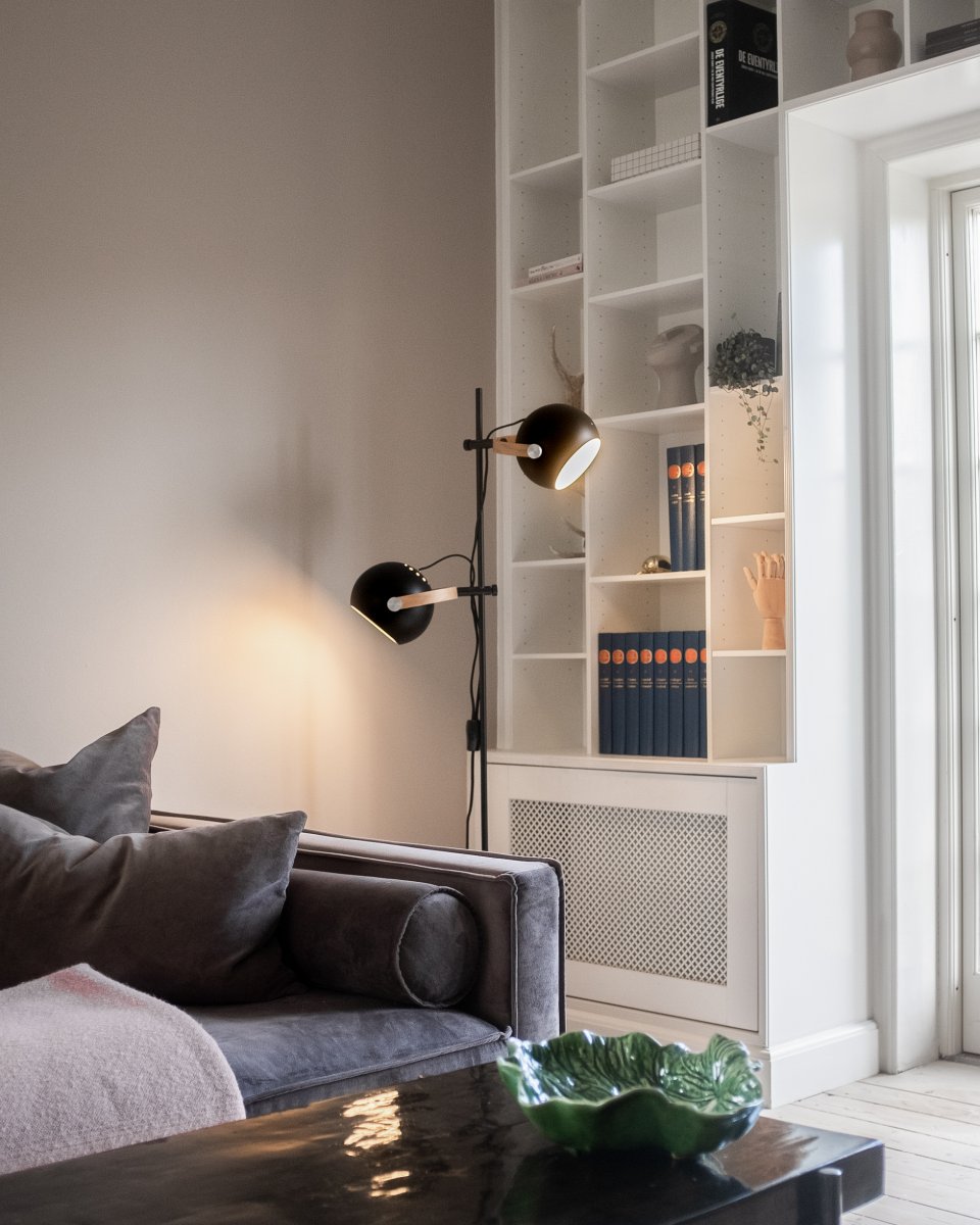 D.C Ø18 Noir lampadaire De Halo Design - Le cadre en ch&ecirc;ne plaqu&eacute; remplit &eacute;galement une fonction importante en termes de rotation et d'angle de l'abat-jour pour diffuser la lumi&egrave;re l&agrave; o&ugrave; vous le souhaitez.