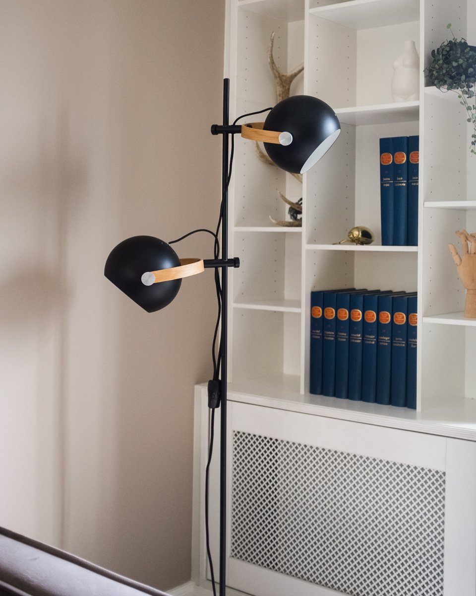 D.C Ø18 Noir lampadaire De Halo Design - Le cadre en ch&ecirc;ne plaqu&eacute; remplit &eacute;galement une fonction importante en termes de rotation et d'angle de l'abat-jour pour diffuser la lumi&egrave;re l&agrave; o&ugrave; vous le souhaitez.