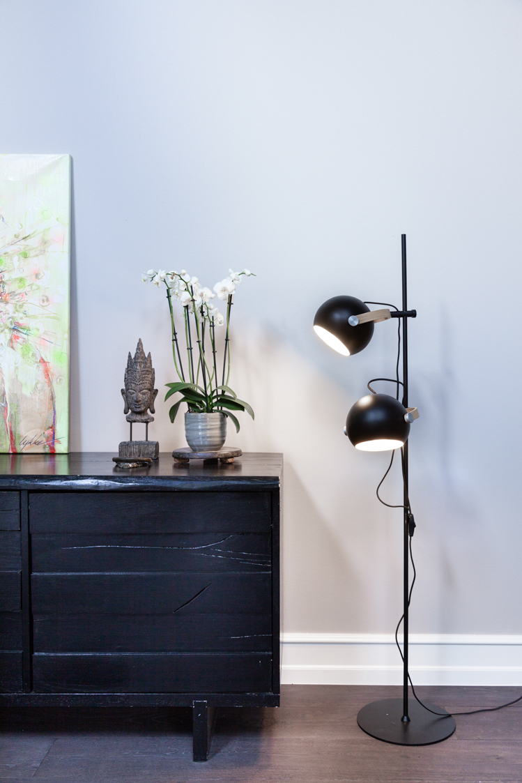 D.C Ø18 Noir lampadaire De Halo Design - Le cadre en ch&ecirc;ne plaqu&eacute; remplit &eacute;galement une fonction importante en termes de rotation et d'angle de l'abat-jour pour diffuser la lumi&egrave;re l&agrave; o&ugrave; vous le souhaitez.