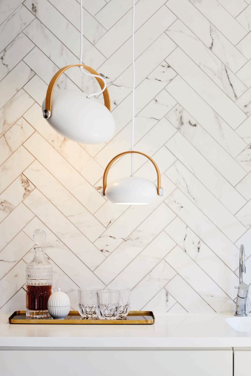 D.C Ø26 Blanc suspension De Halo Design - Le cadre en ch&ecirc;ne plaqu&eacute; remplit &eacute;galement une fonction importante en termes de rotation et d'angle de l'abat-jour pour diffuser la lumi&egrave;re l&agrave; o&ugrave; vous le souhaitez.