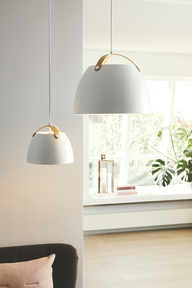 Oslo Ø24 Blanc suspension De Halo Design - Les détails uniques en bois clair confèrent à la lampe une touche nordique et créent une combinaison harmonieuse de nature et de minimalisme.