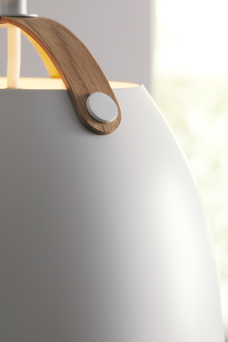 Oslo Ø40 Blanc suspension De Halo Design - Les d&eacute;tails uniques en bois clair conf&egrave;rent &agrave; la lampe une touche nordique et cr&eacute;ent une combinaison harmonieuse de nature et de minimalisme.