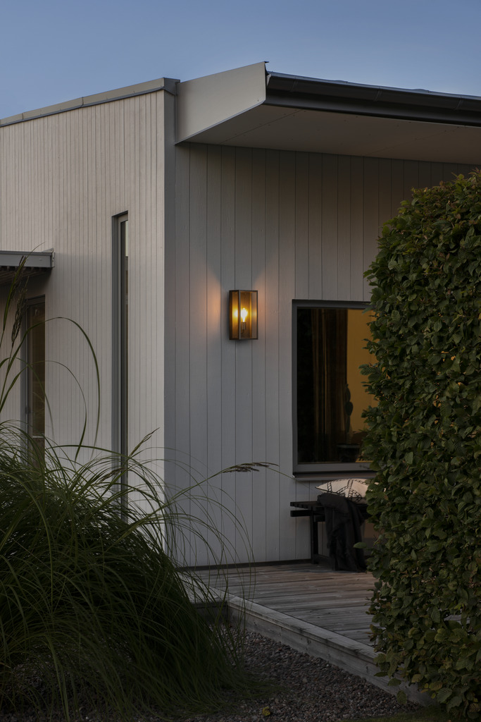 Carpi Noir lampe d’extérieur De Konstsmide - Il est fait de mat&eacute;riaux durables, peut r&eacute;sister &agrave; des conditions m&eacute;t&eacute;orologiques difficiles et constitue une solution d'&eacute;clairage &agrave; la fois esth&eacute;tique et fonctionnelle pour votre maison.