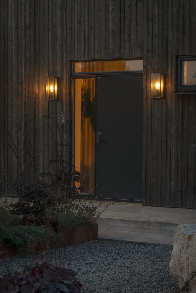 Carpi Noir lampe d’extérieur De Konstsmide - Il est fait de mat&eacute;riaux durables, peut r&eacute;sister &agrave; des conditions m&eacute;t&eacute;orologiques difficiles et constitue une solution d'&eacute;clairage &agrave; la fois esth&eacute;tique et fonctionnelle pour votre maison.