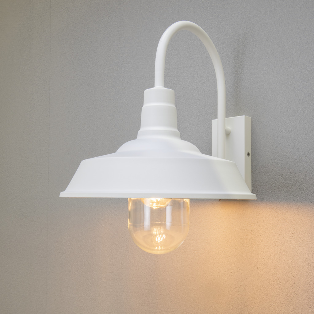 Trapani Blanc lampe d’extérieur De Konstsmide - L'abat-jour large et le dôme en verre transparent émettent une lumière agréable et dirigée, ce qui rend la lampe parfaite pour les entrées et les patios.