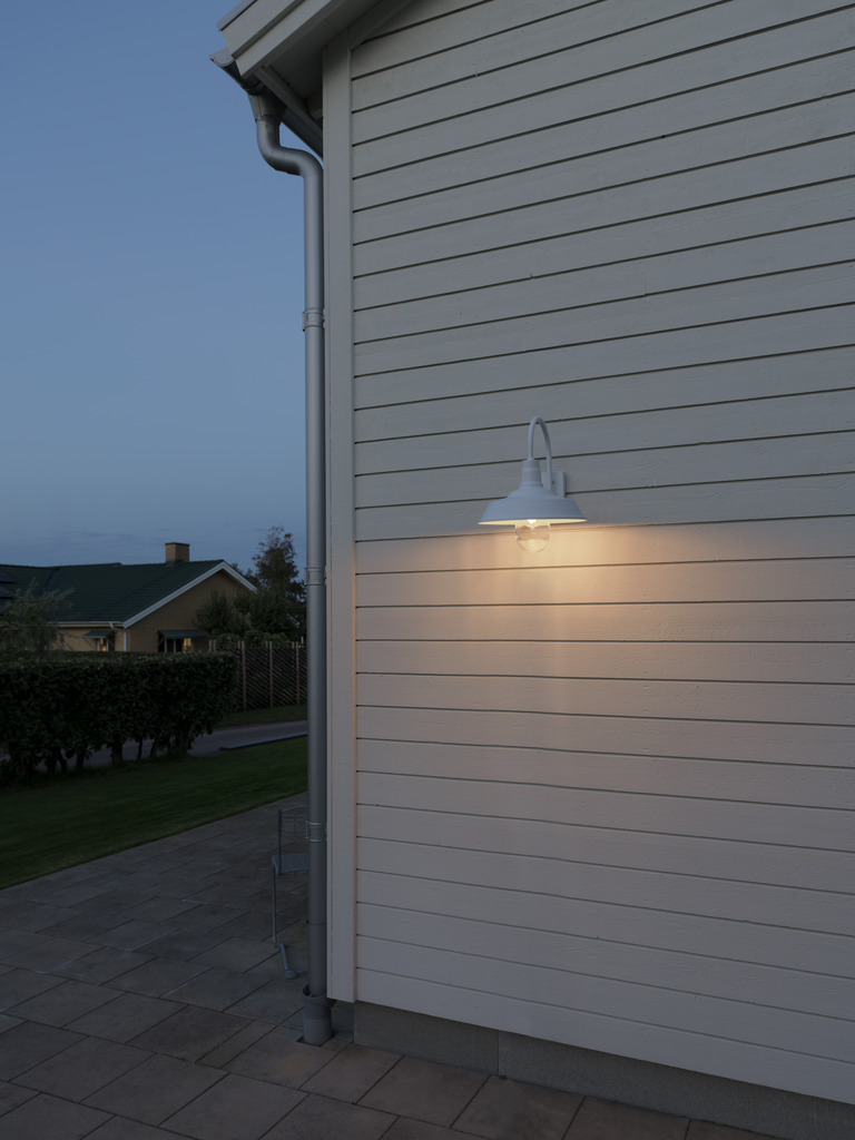 Trapani Blanc lampe d’extérieur De Konstsmide - L'abat-jour large et le dôme en verre transparent émettent une lumière agréable et dirigée, ce qui rend la lampe parfaite pour les entrées et les patios.