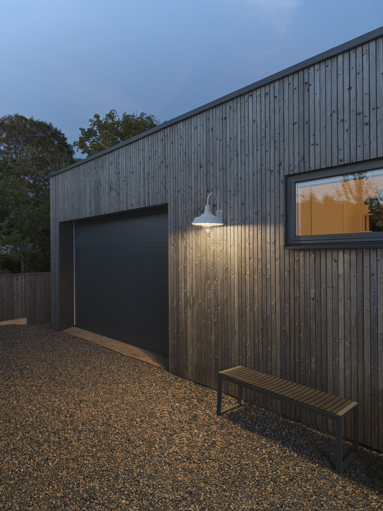 Trapani Blanc lampe d’extérieur De Konstsmide - L'abat-jour large et le dôme en verre transparent émettent une lumière agréable et dirigée, ce qui rend la lampe parfaite pour les entrées et les patios.