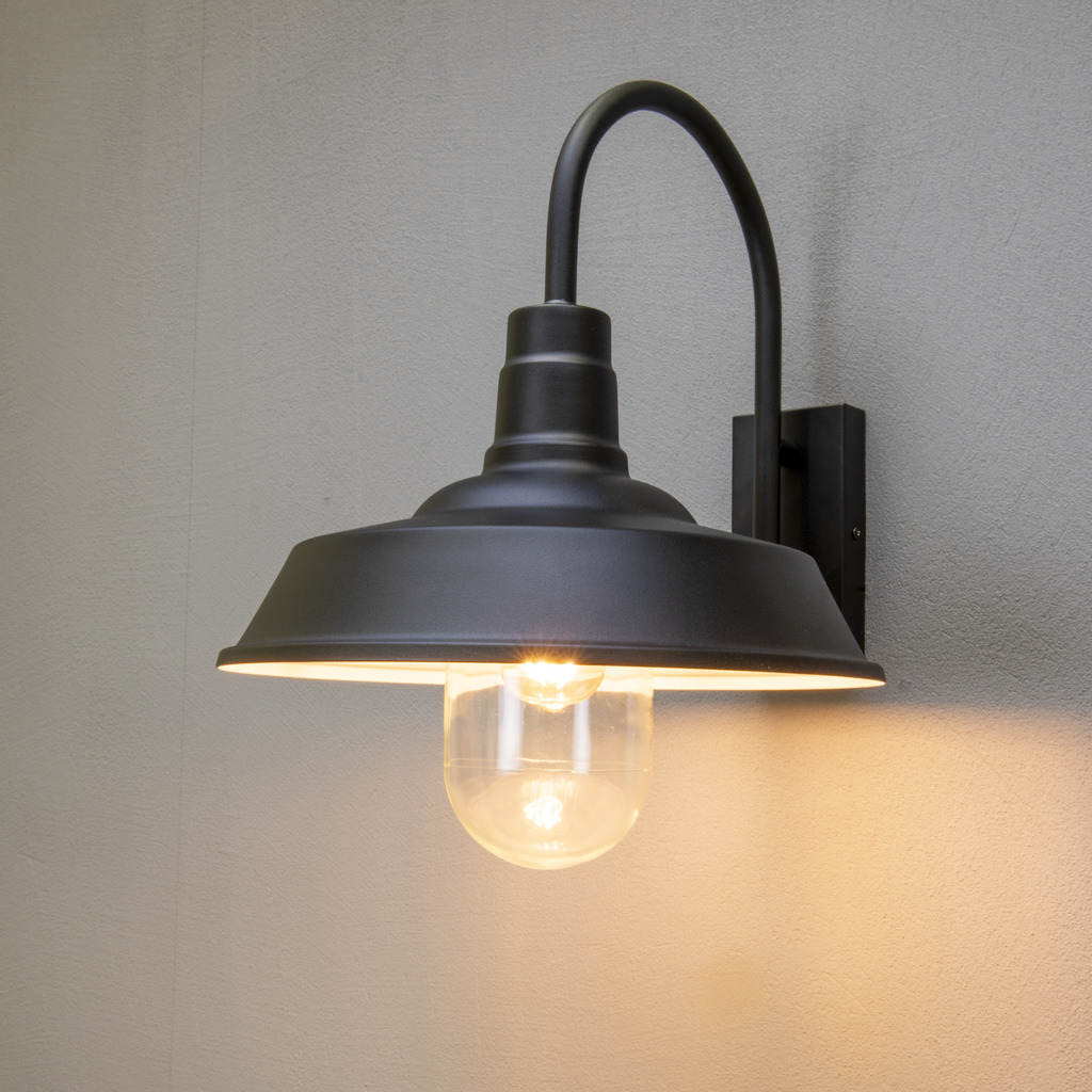Trapani Noir lampe d’extérieur De Konstsmide - L'abat-jour large et le dôme en verre transparent émettent une lumière agréable et dirigée, ce qui rend la lampe parfaite pour les entrées et les patios.