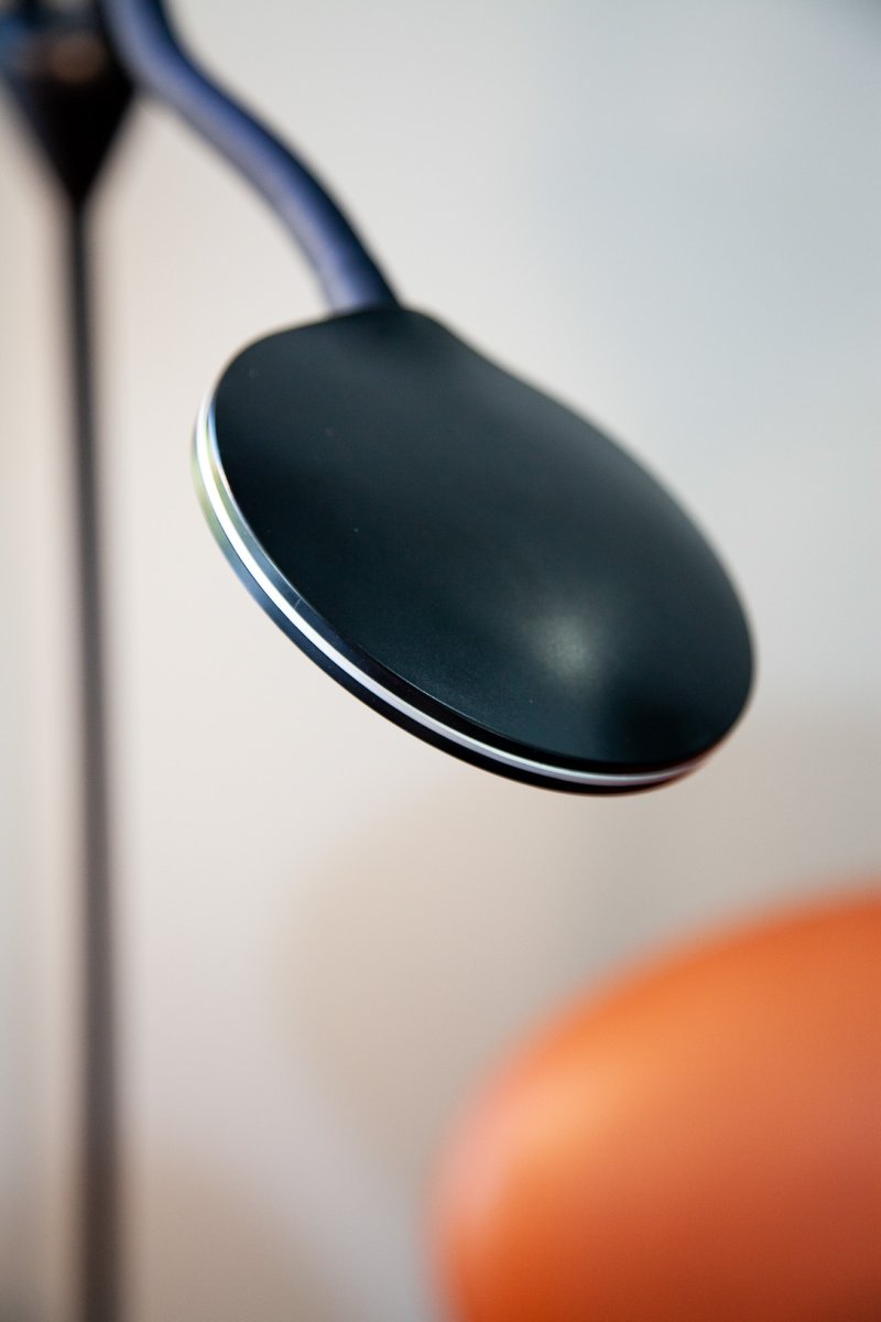 Fix 2 Noir lampadaire De Halo Design - Il est recommandé de le placer dans un coin de la pièce ou sur le bureau.