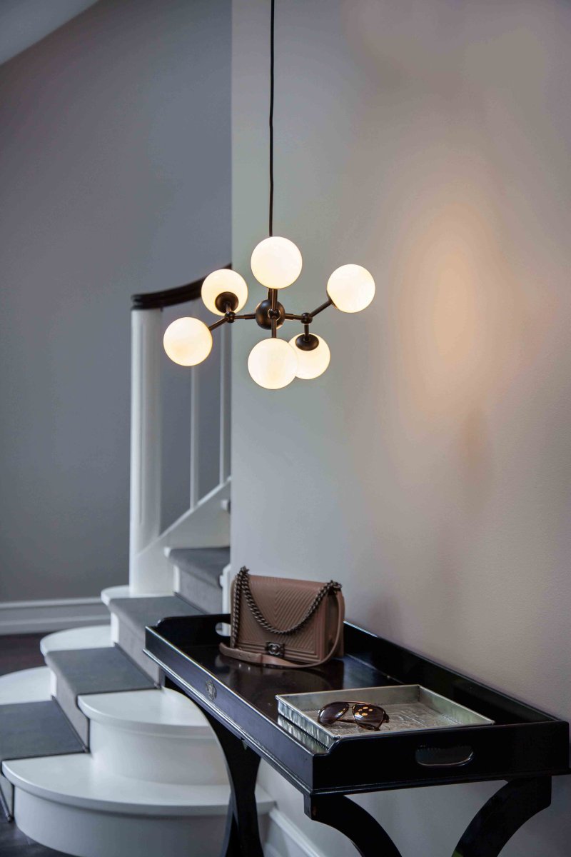 Atom 45cm Noir/opale suspension De Halo Design - Les dômes en verre opale presque flottants assurent une agréable répartition de la lumière dans la pièce.