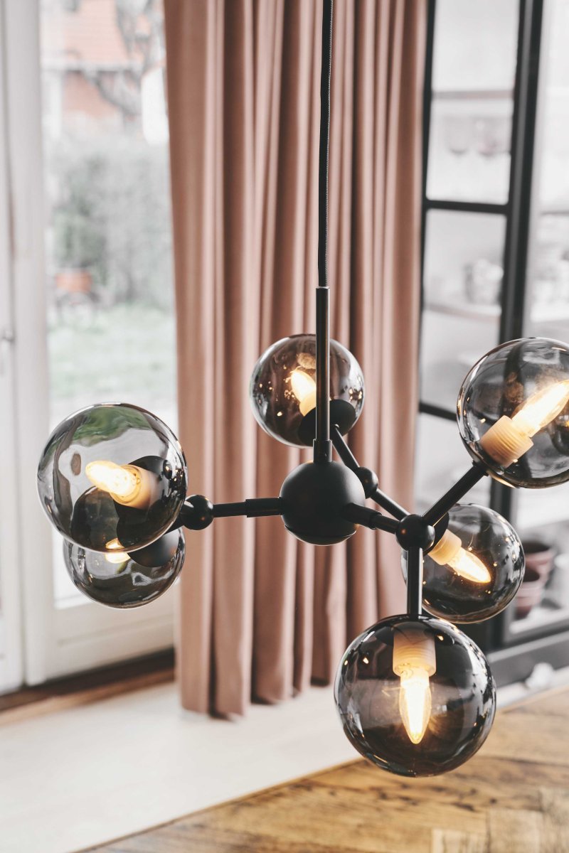 Atom 45cm Noir/fumé suspension De Halo Design - Les dômes en verre presque flottants sont teintés, ce qui assure une agréable répartition de la lumière dans la pièce.
