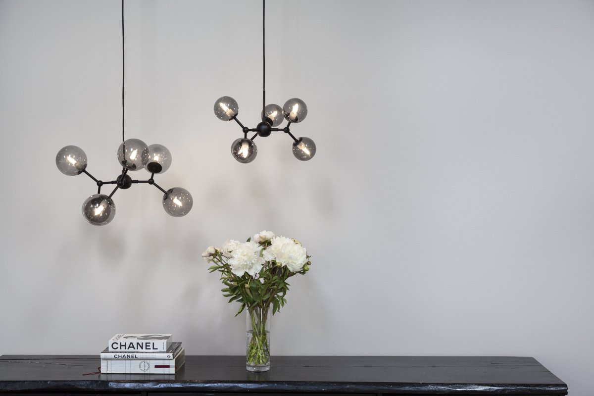 Atom 45cm Noir/fumé suspension De Halo Design - Les dômes en verre presque flottants sont teintés, ce qui assure une agréable répartition de la lumière dans la pièce.