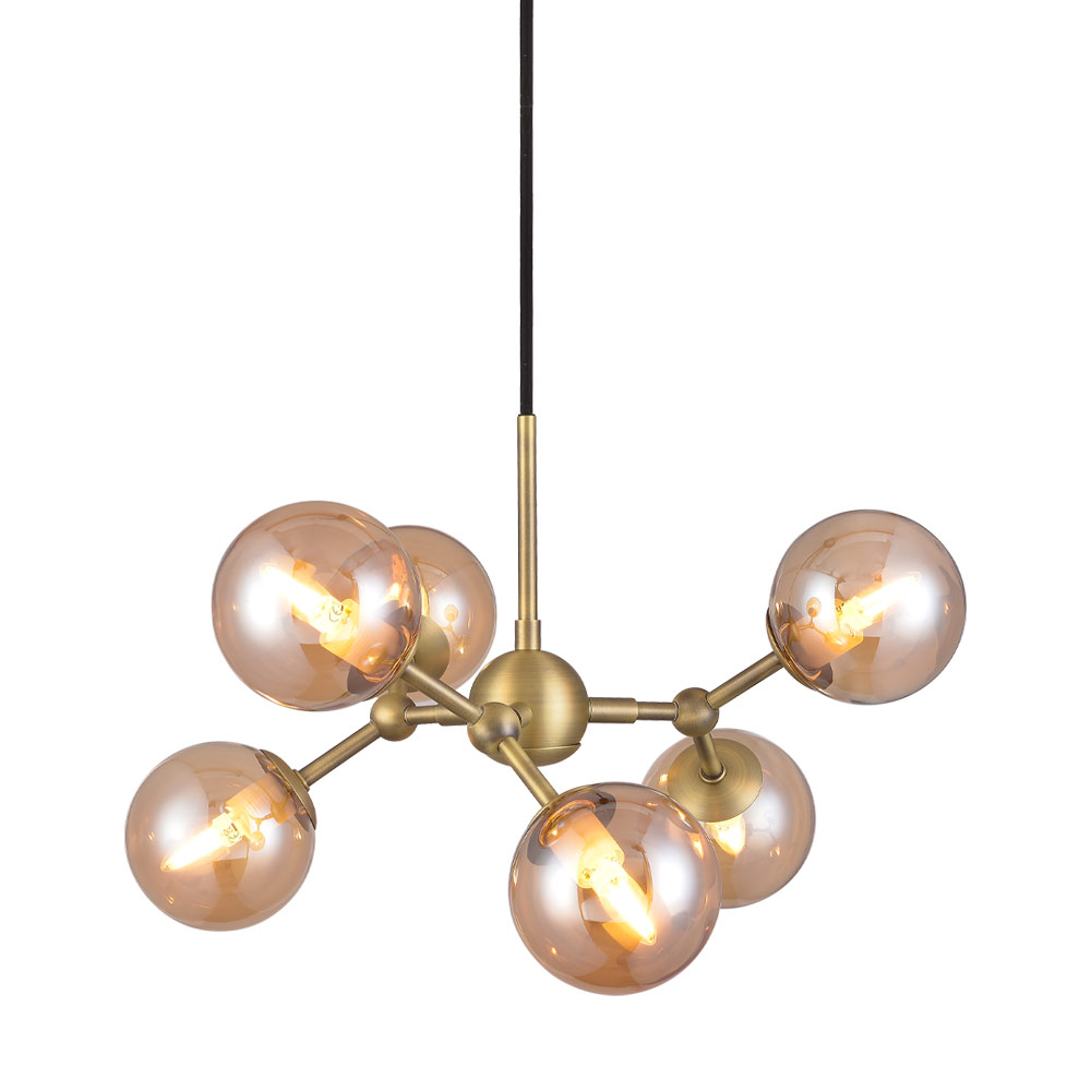 Atom 45cm Laiton antique suspension De Halo Design - Les dômes en verre presque flottants sont de couleur ambre, ce qui assure une agréable répartition de la lumière dans la pièce.