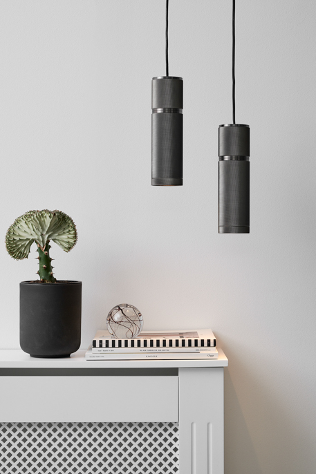 Halo Ø7 Gris foncé suspension De Halo Design - L'abat-jour cylindrique en métal gris foncé fournit une lumière dirigée et agréable, idéale pour la cuisine, la table à manger ou le couloir.