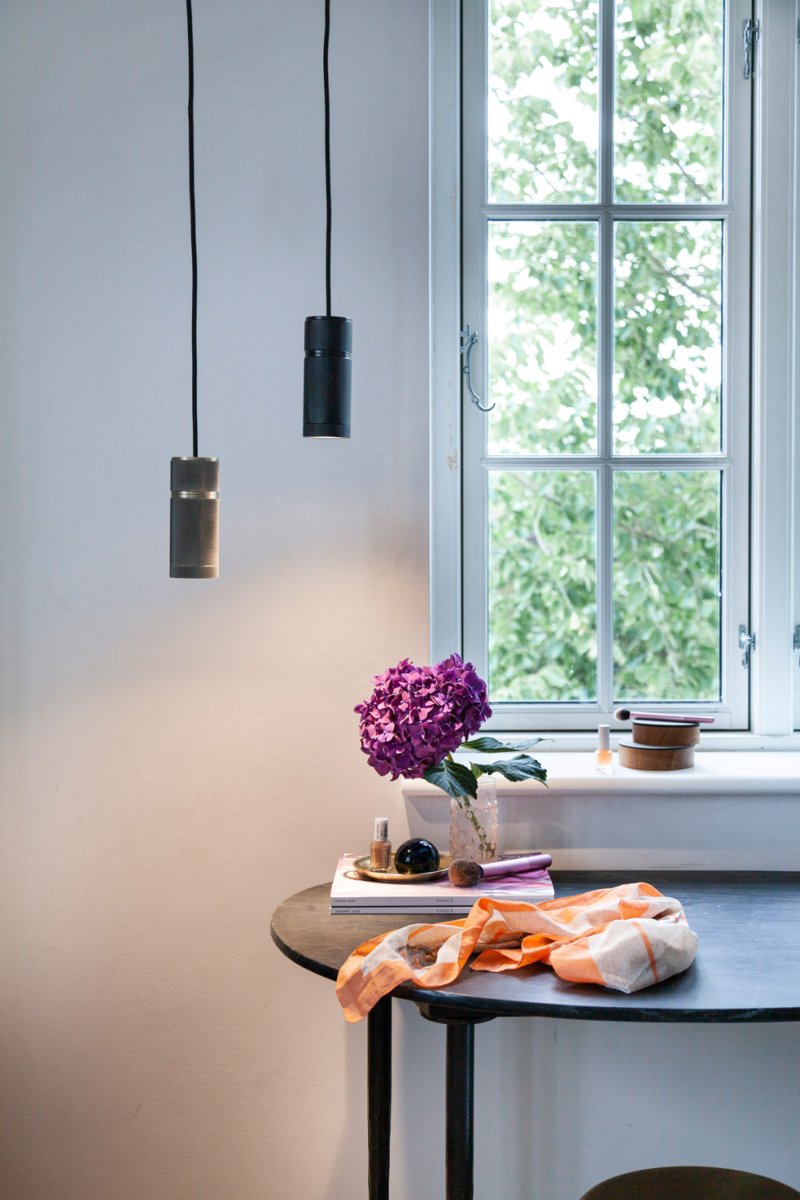 Halo Ø6 Noir suspension De Halo Design - L'abat-jour cylindrique en métal noir offre une lumière dirigée et agréable, idéale pour la cuisine, la table à manger ou le couloir.