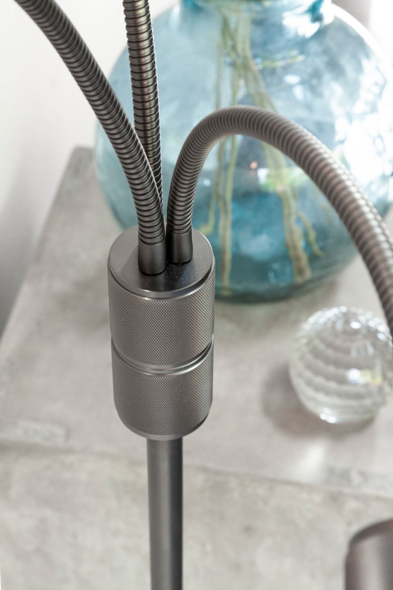 Halo Gris foncé lampadaire De Halo Design - Créez un accroche-regard élégant dans votre maison avec Halo – où le design rencontre la fonction.