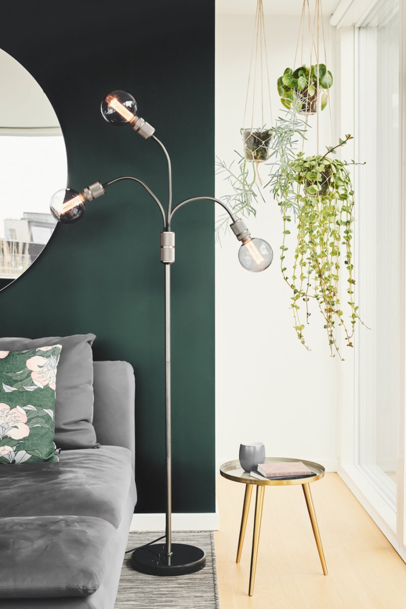 Halo Gris foncé lampadaire De Halo Design - Créez un accroche-regard élégant dans votre maison avec Halo – où le design rencontre la fonction.