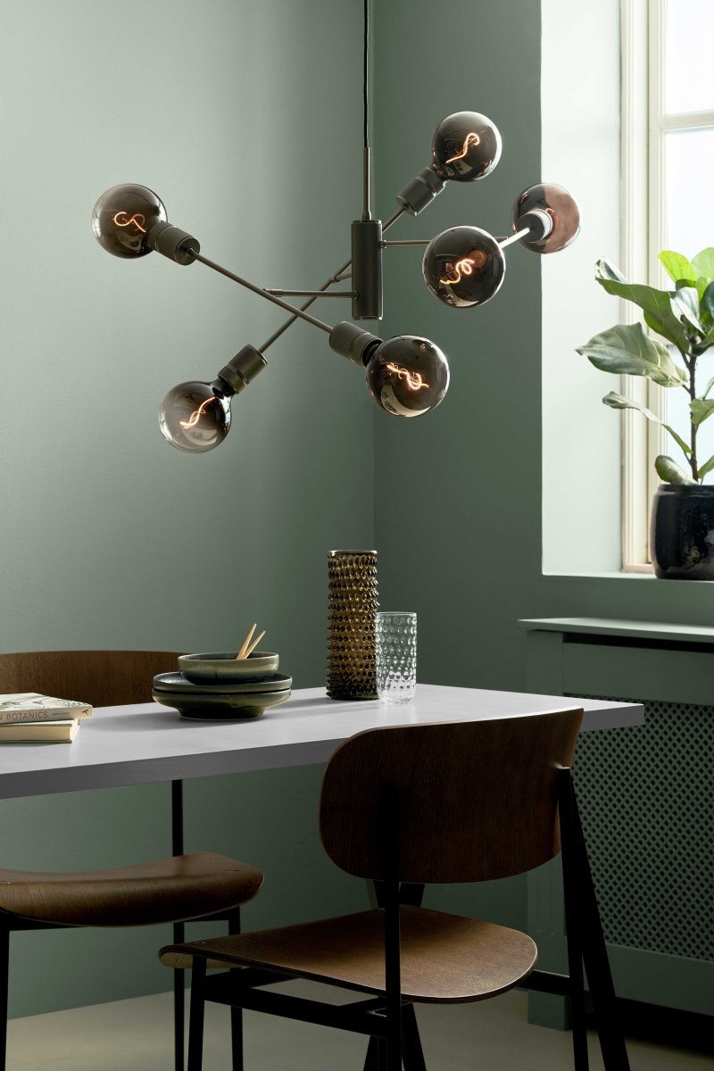 Halo Ø75 Gris foncé suspension De Halo Design - La forme unique avec bras réglables assure une distribution dynamique de la lumière et s'intègre parfaitement au-dessus de la table à manger, dans le salon ou le couloir.