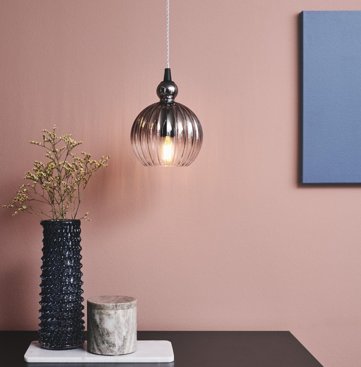 Ball Ball Ø15 Couleur fumée suspension De Halo Design - Ball Ball est une élégante suspension en verre fumé.