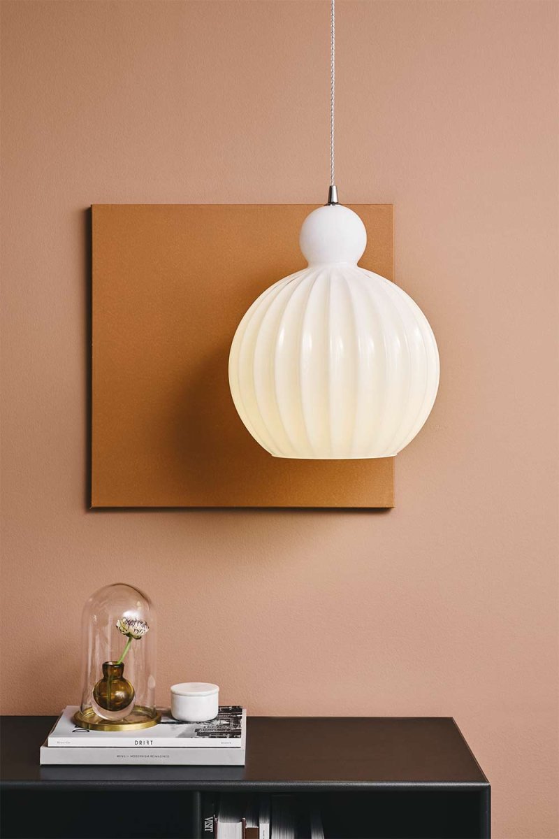 Ball Ball Ø25 Opale suspension De Halo Design - Le verre nervuré crée une belle illusion lorsque la lampe est allumée.