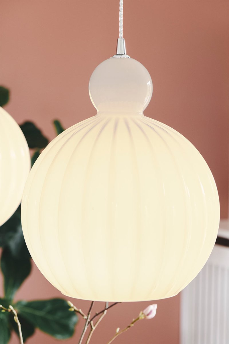 Ball Ball Ø32 Opale suspension De Halo Design - Le verre nervuré crée une belle illusion lorsque la lampe est allumée.