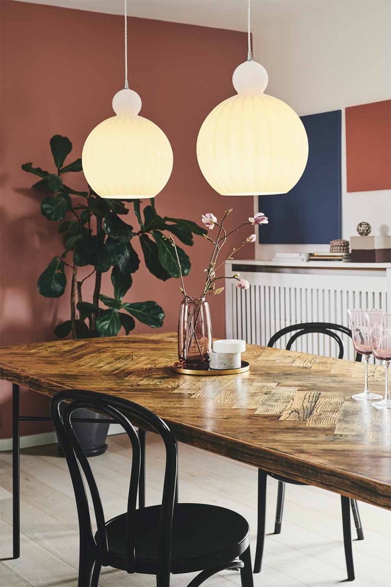 Ball Ball Ø32 Opale suspension De Halo Design - Le verre nervuré crée une belle illusion lorsque la lampe est allumée.