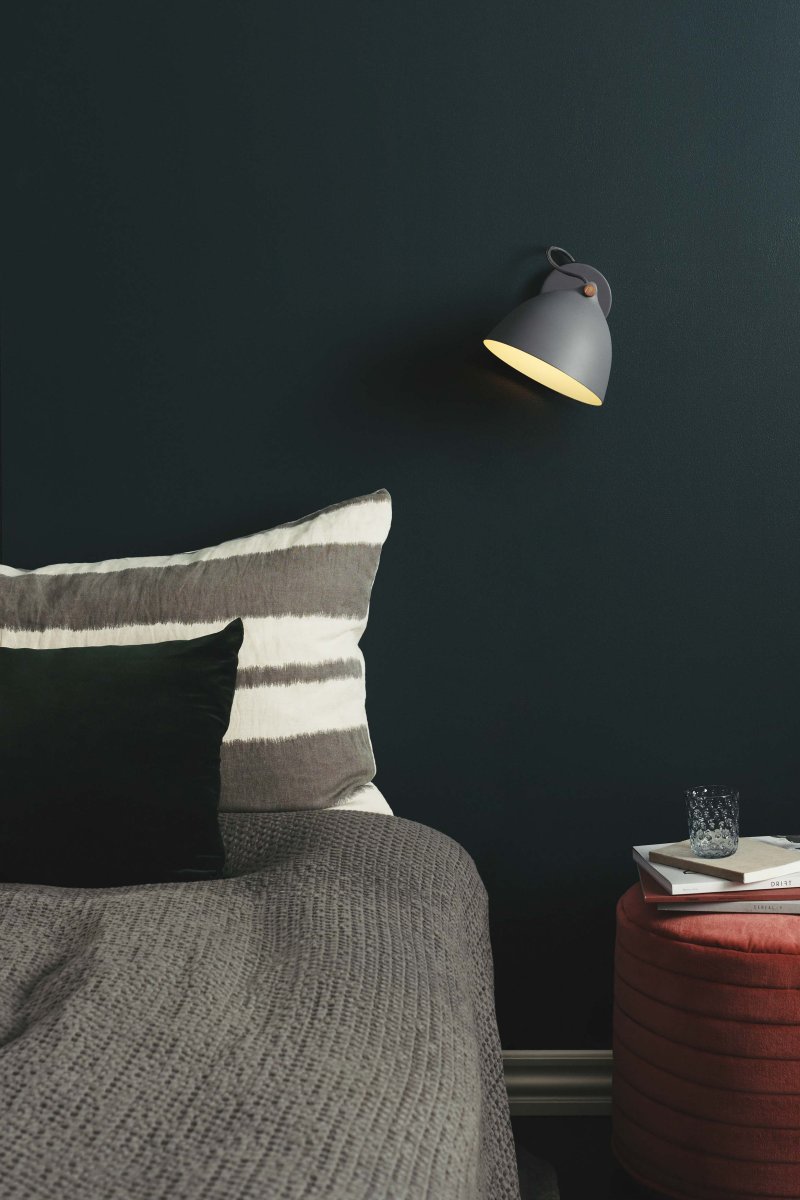 Århus Ø18 Gris applique murale De Halo Design - Pimentez votre int&eacute;rieur avec l'applique murale &Aring;rhus &ndash; un m&eacute;lange parfait d'&eacute;l&eacute;gance moderne et de fonctionnalit&eacute;.