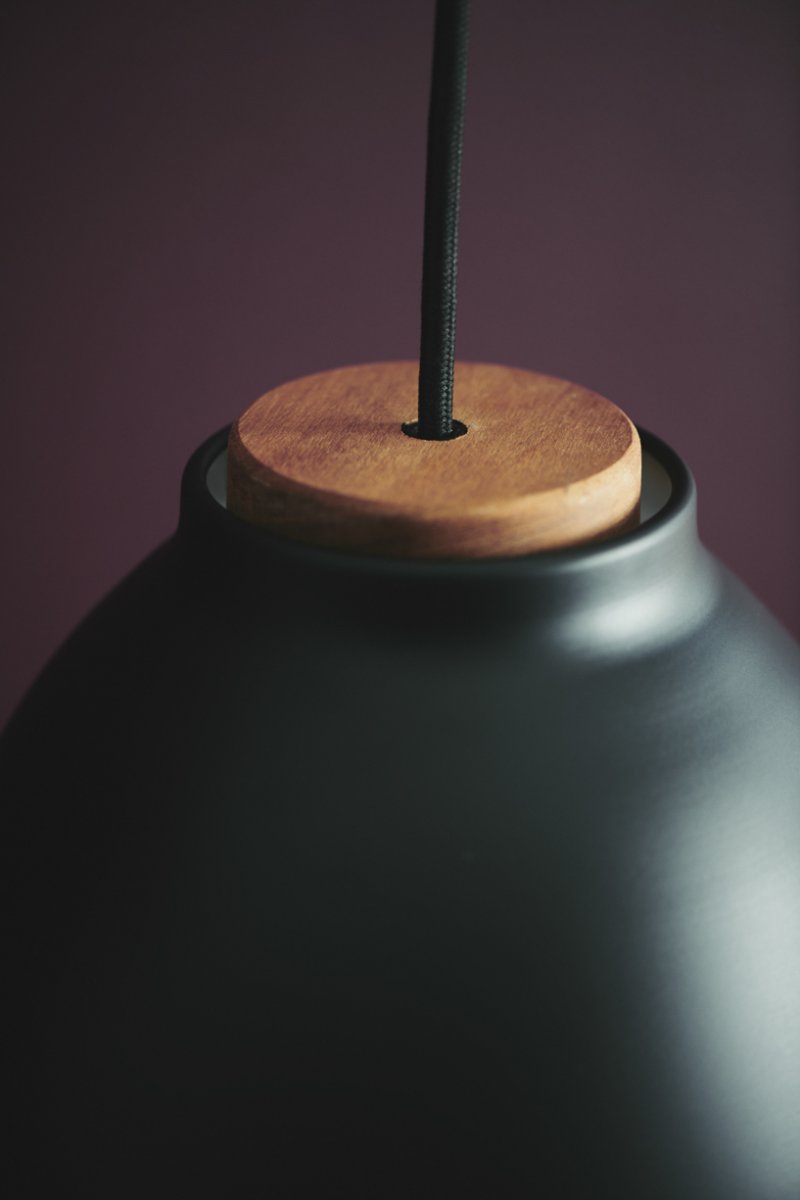 Nivå Ø14 Noir suspension De Halo Design - Un design intemporel qui allie fonctionnalit&eacute; et esth&eacute;tique &ndash; Level est la lampe qui portera votre d&eacute;coration int&eacute;rieure &agrave; un nouveau niveau.