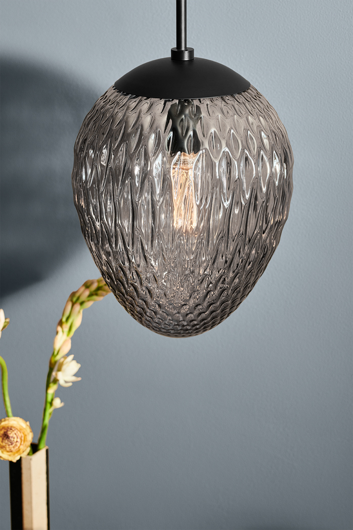 Woods Ø25 Fumée suspension De Halo Design - La suspension noire élégante souligne le design moderne et intemporel de la lampe.