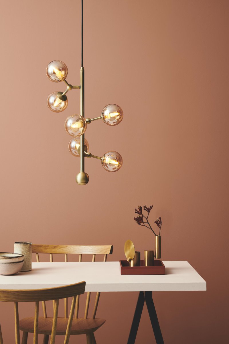 Atom vertical Ø30 Laiton antique suspension De Halo Design - Les dômes en verre sont de couleur ambre, ce qui assure une agréable répartition de la lumière dans la pièce.