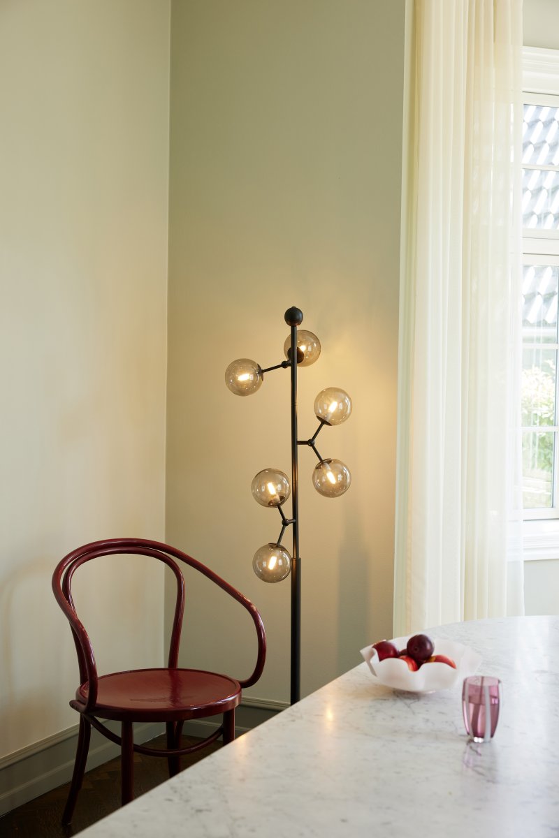 Atom Noir/fumé lampadaire De Halo Design - Il est recommandé de le placer dans le salon, où il fournit non seulement un bel éclairage mais représente également un détail intérieur élégant.