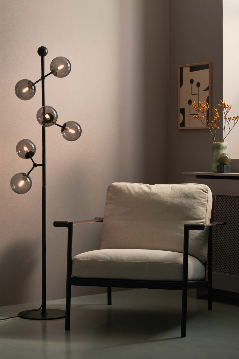 Atom Noir/fumé lampadaire De Halo Design - Il est recommandé de le placer dans le salon, où il fournit non seulement un bel éclairage mais représente également un détail intérieur élégant.
