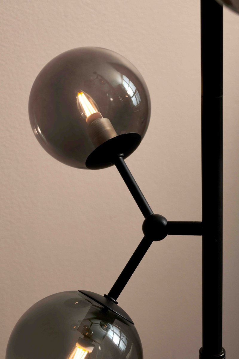Atom Noir/fumé lampadaire De Halo Design - Il est recommandé de le placer dans le salon, où il fournit non seulement un bel éclairage mais représente également un détail intérieur élégant.