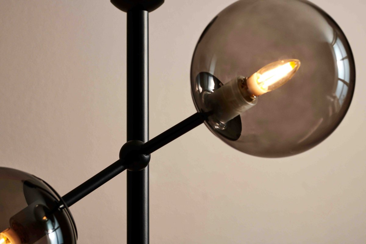 Atom Noir/fumé lampadaire De Halo Design - Il est recommandé de le placer dans le salon, où il fournit non seulement un bel éclairage mais représente également un détail intérieur élégant.