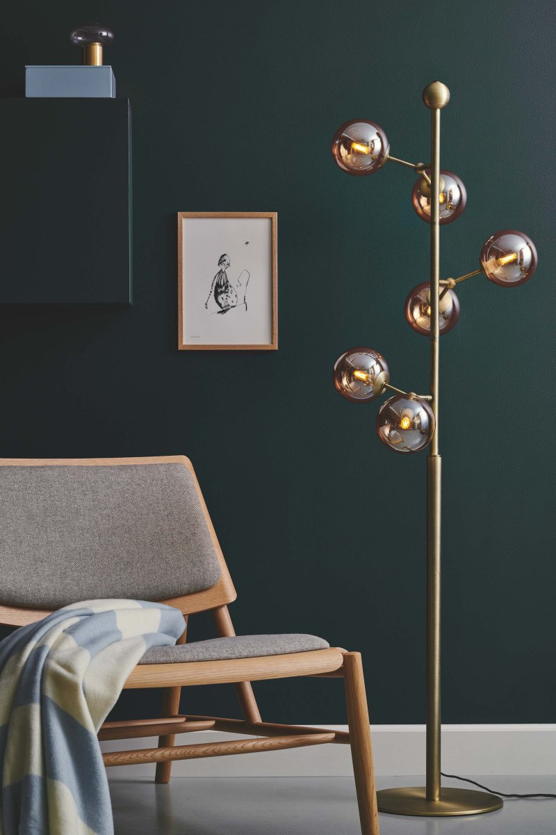 Atom Laiton antique lampadaire De Halo Design - Les d&ocirc;mes en verre sont de couleur ambre, ce qui assure une agr&eacute;able r&eacute;partition de la lumi&egrave;re dans la pi&egrave;ce.