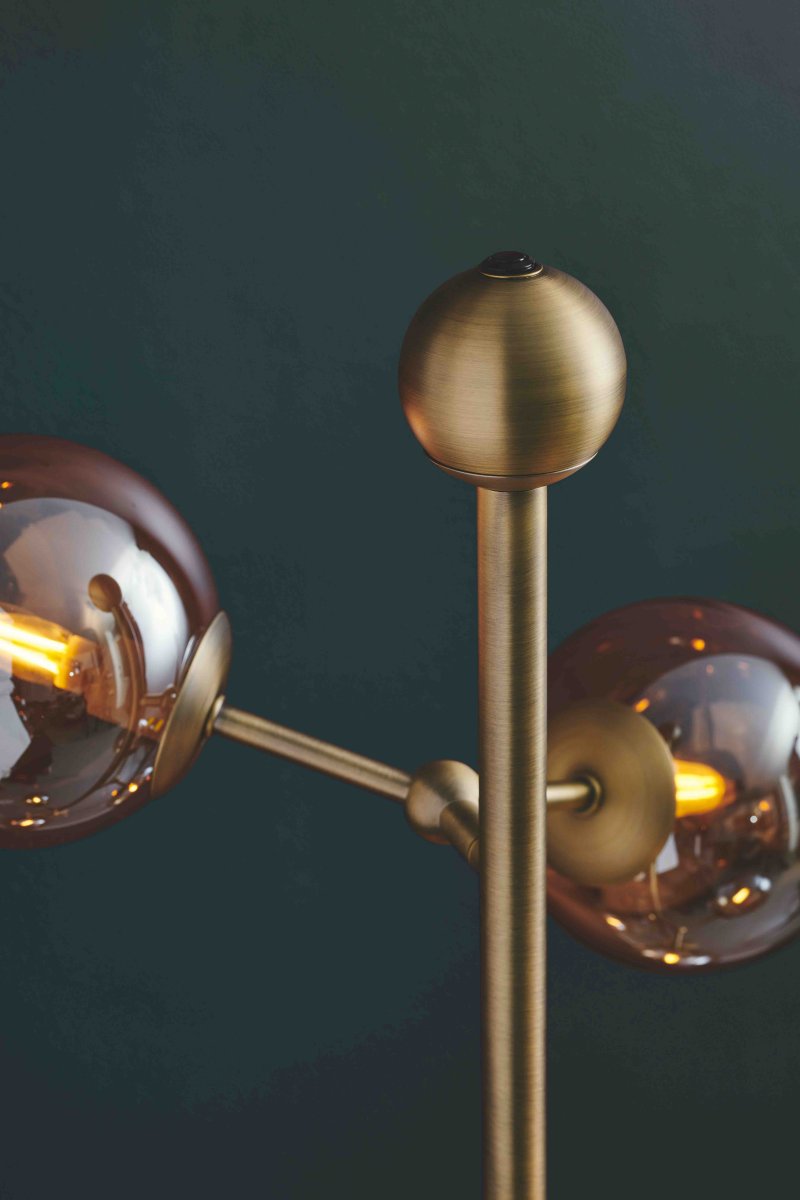 Atom Laiton antique lampadaire De Halo Design - Les d&ocirc;mes en verre sont de couleur ambre, ce qui assure une agr&eacute;able r&eacute;partition de la lumi&egrave;re dans la pi&egrave;ce.