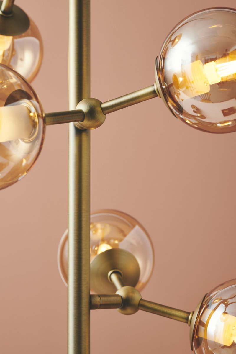 Atom Laiton antique lampadaire De Halo Design - Les d&ocirc;mes en verre sont de couleur ambre, ce qui assure une agr&eacute;able r&eacute;partition de la lumi&egrave;re dans la pi&egrave;ce.