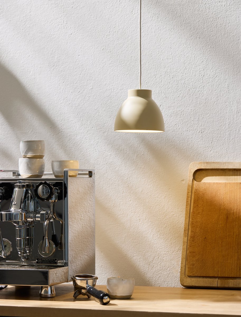 Object Ø16 Crème suspension De Halo Design - Avec sa surface blanche douce et crémeuse et son design intemporel, Object s'intègre parfaitement dans les cuisines, les salons et les chambres.