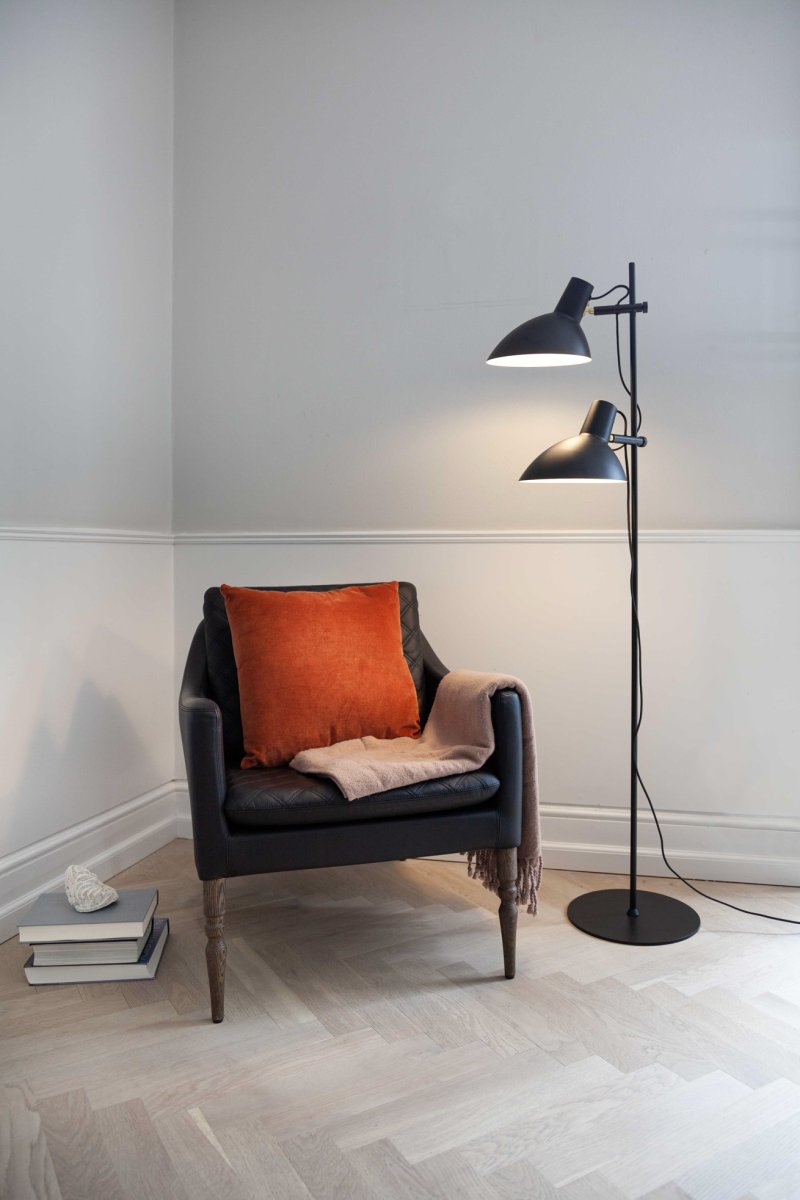 Metropole 2 Noir lampadaire De Halo Design - Livr&eacute; avec c&acirc;ble textile noir de 2 m de long et fiche.