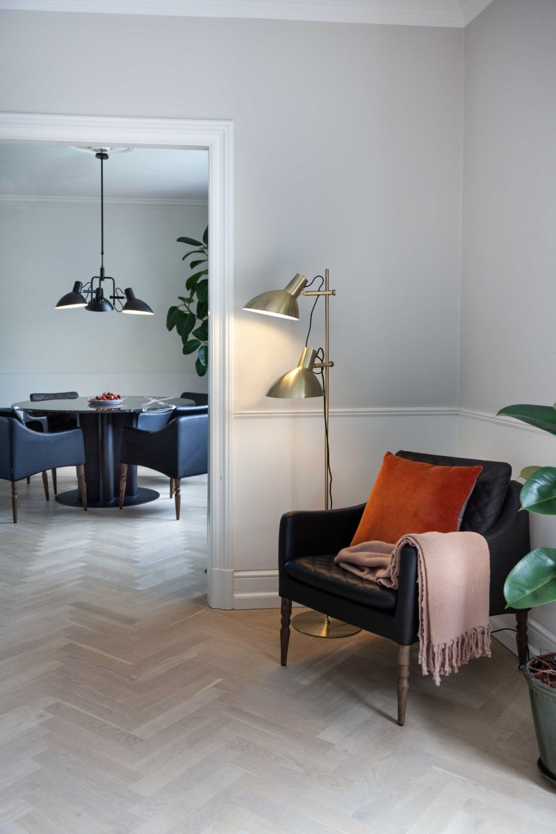 Metropole 2 Laiton antique lampadaire De Halo Design - Livr&eacute; avec c&acirc;ble textile noir de 2 m de long et fiche.