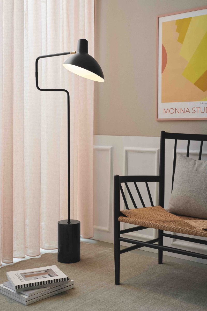 Metropole Deluxe Noir lampadaire De Halo Design - Metropole Deluxe est un lampadaire sophistiqu&eacute; qui allie design industriel et mat&eacute;riaux exclusifs.