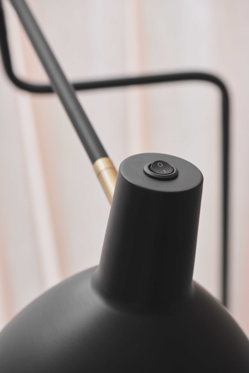 Metropole Deluxe Noir lampadaire De Halo Design - Metropole Deluxe est un lampadaire sophistiqu&eacute; qui allie design industriel et mat&eacute;riaux exclusifs.