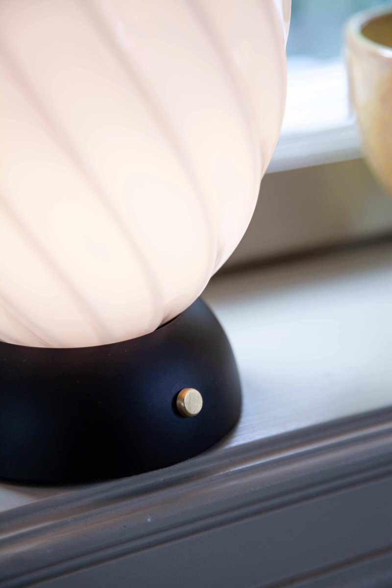 Twist 22cm Noir lampe de table De Halo Design - Découvrez Twist – l'élégante lampe de table au design sculptural sophistiqué et à la fonction tactile pratique pour un allumage et un extinction faciles.
