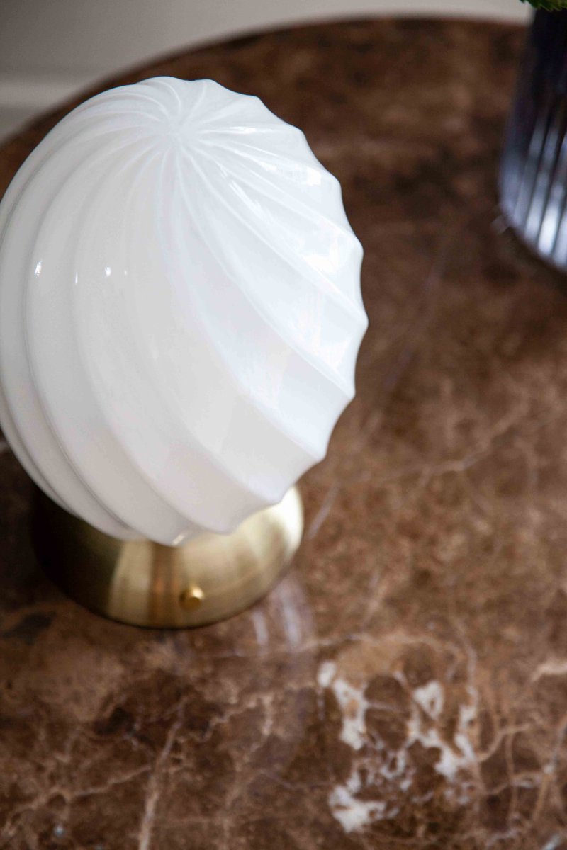 Twist 22cm Laiton lampe de table De Halo Design - Découvrez Twist – l'élégante lampe de table au design sculptural sophistiqué et à la fonction tactile pratique pour un allumage et un extinction faciles.