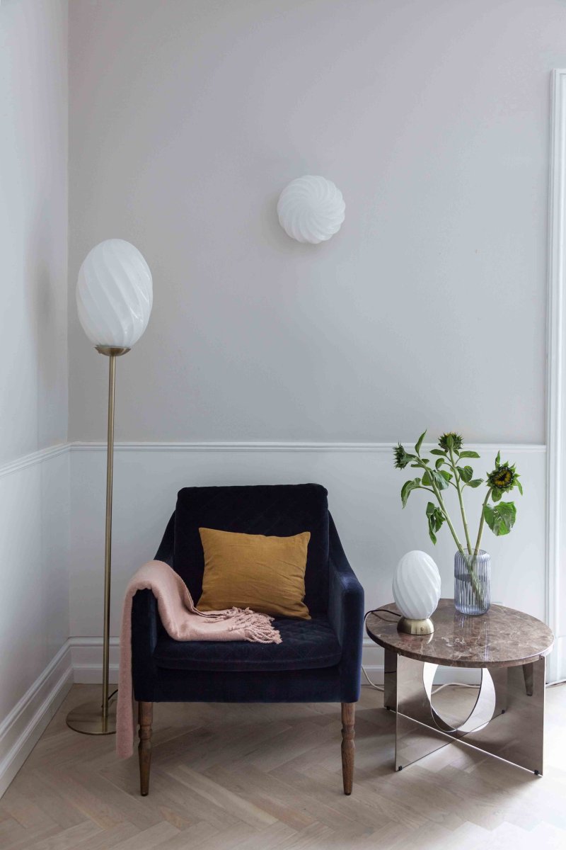 Twist Laiton lampadaire De Halo Design - L'&eacute;l&eacute;gant abat-jour en verre torsad&eacute; &eacute;met une lumi&egrave;re douce et agr&eacute;able qui cr&eacute;e une atmosph&egrave;re chaleureuse dans la pi&egrave;ce.