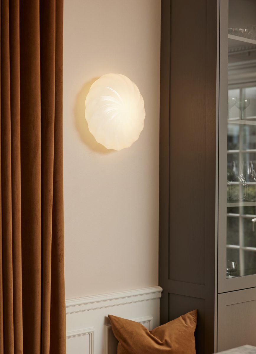 Twist Ø35 Laiton antique plafonnier De Halo Design - Donnez un nouveau souffle &agrave; votre maison avec Twist &ndash; l'&eacute;l&eacute;gant plafonnier/applique murale qui allie &eacute;l&eacute;gance moderne et design unique et torsad&eacute;.