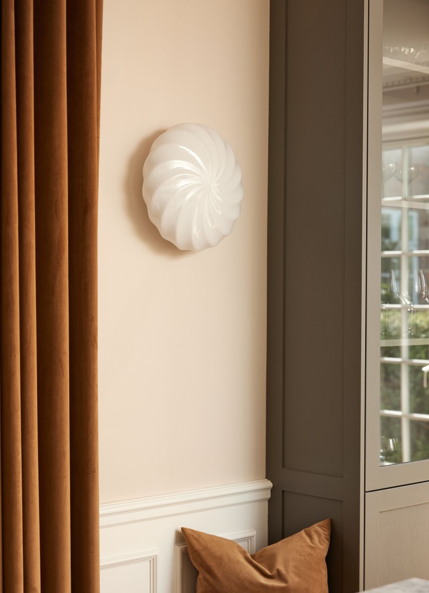 Twist Ø35 Laiton antique plafonnier De Halo Design - Donnez un nouveau souffle &agrave; votre maison avec Twist &ndash; l'&eacute;l&eacute;gant plafonnier/applique murale qui allie &eacute;l&eacute;gance moderne et design unique et torsad&eacute;.