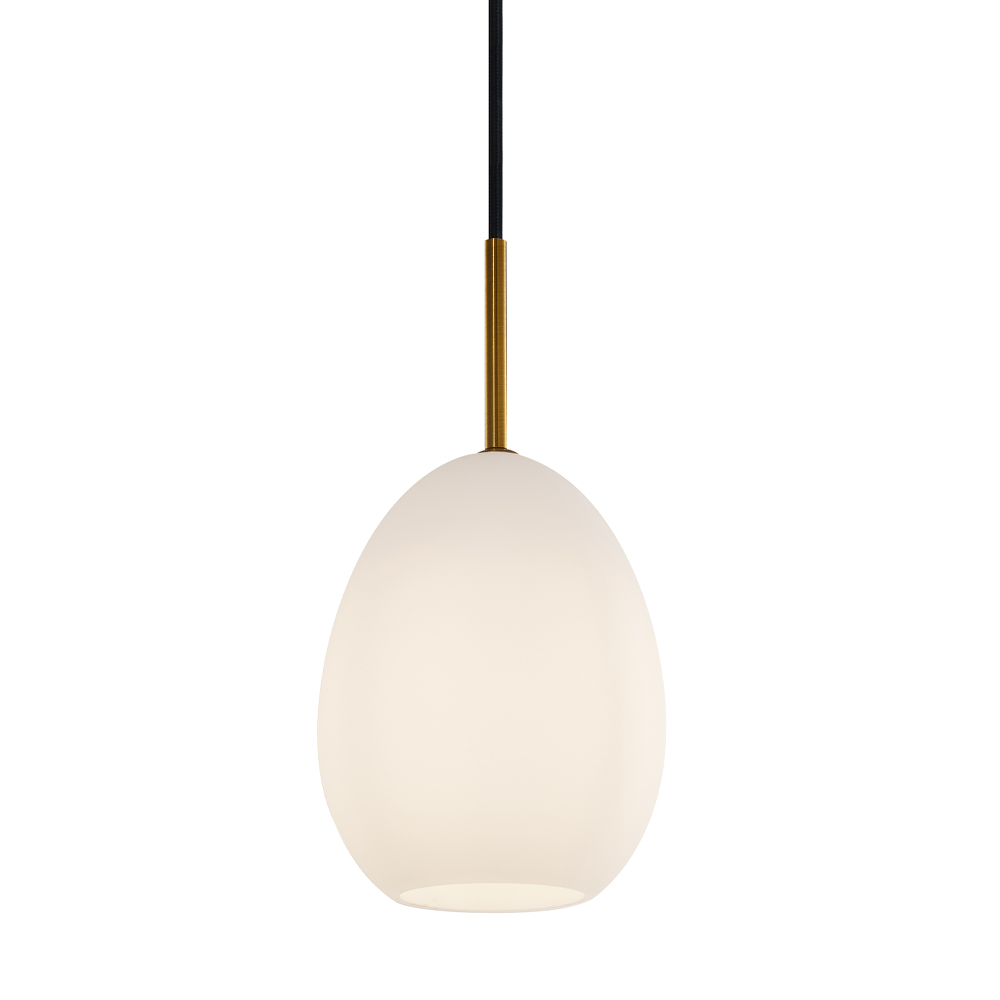 Bodø Ø14 Blanc suspension De Halo Design - La surface lisse et la forme ronde du verre opale assurent une fine r&eacute;partition de la lumi&egrave;re dans la pi&egrave;ce et, en combinaison avec les d&eacute;tails en laiton, ajoutent de l'&eacute;l&eacute;gance.
