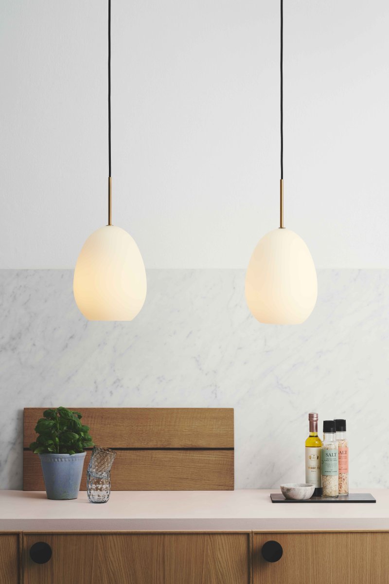 Bodø Ø20 Blanc suspension De Halo Design - La surface lisse et la forme ronde du verre opale assurent une fine r&eacute;partition de la lumi&egrave;re dans la pi&egrave;ce et, en combinaison avec les d&eacute;tails en laiton, ajoutent de l'&eacute;l&eacute;gance.