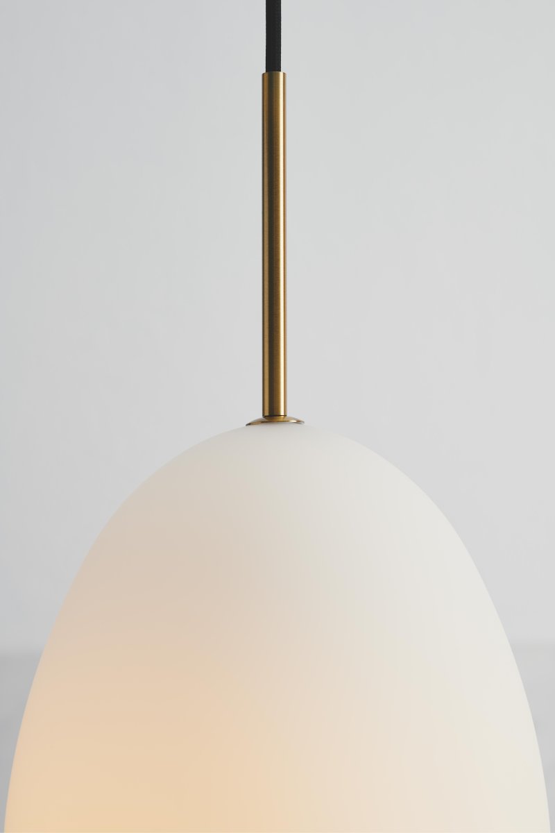 Bodø Ø20 Blanc suspension De Halo Design - La surface lisse et la forme ronde du verre opale assurent une fine r&eacute;partition de la lumi&egrave;re dans la pi&egrave;ce et, en combinaison avec les d&eacute;tails en laiton, ajoutent de l'&eacute;l&eacute;gance.
